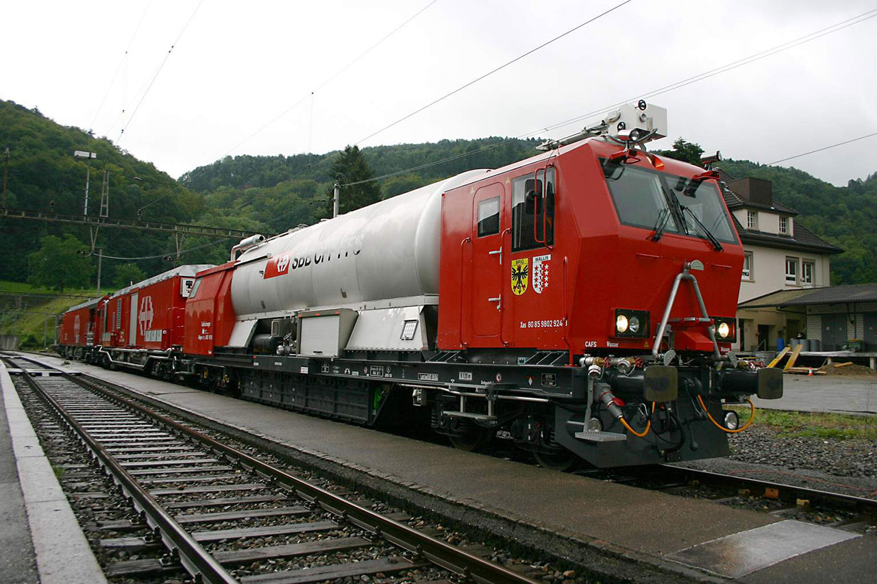 Frontansicht Baudiensttraktor nach Gerölllawine