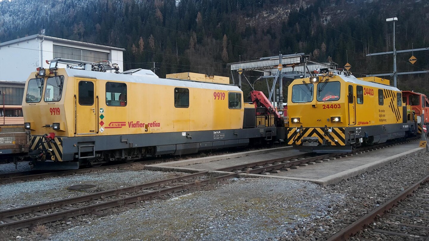 Frontansicht Baudiensttraktor nach Gerölllawine